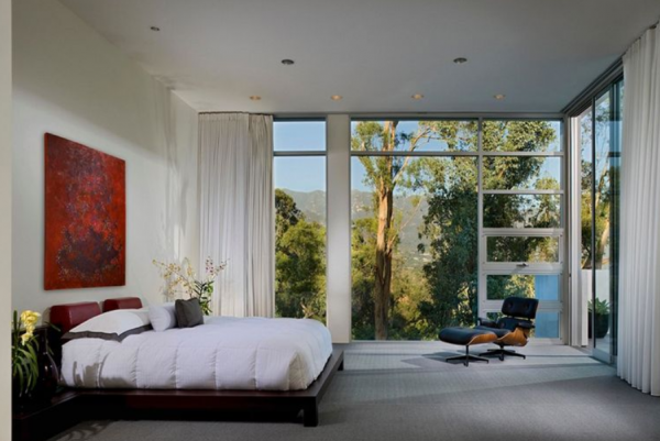 Tampak Jendela yang Luas untuk Pemandangan Luar